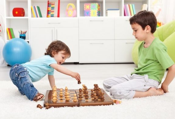 Clases de ajedrez para niños en Valencia - hermanos