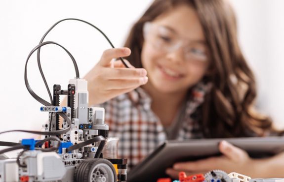 Clases de robotica para niños en Valencia - niña programadora