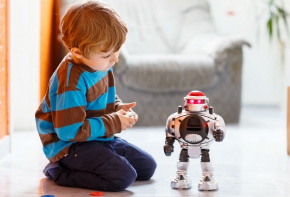 Clases de robótica para niños en Valencia - niño con robot