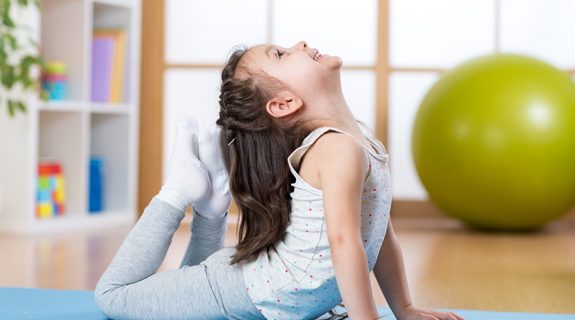 yoga para niños en Valencia - niña en esterilla