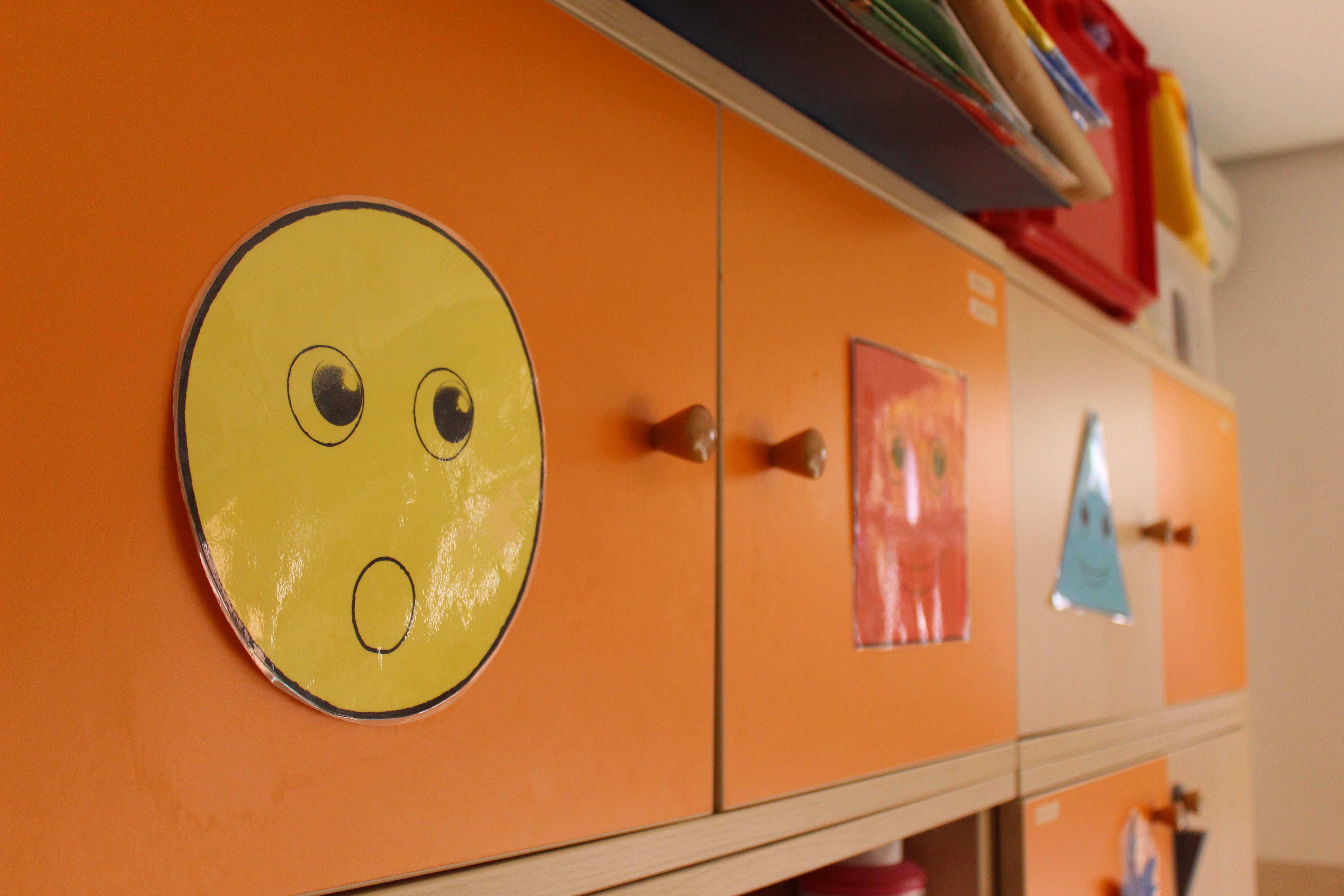 escuela infantil bilingüe en Valencia - armario naranja