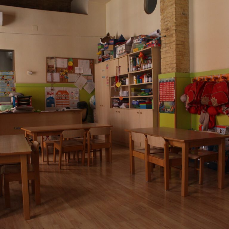 escuela infantil bilingüe en Valencia - clase con madera