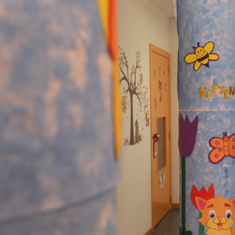 escuela infantil bilingüe en Valencia - columna azul