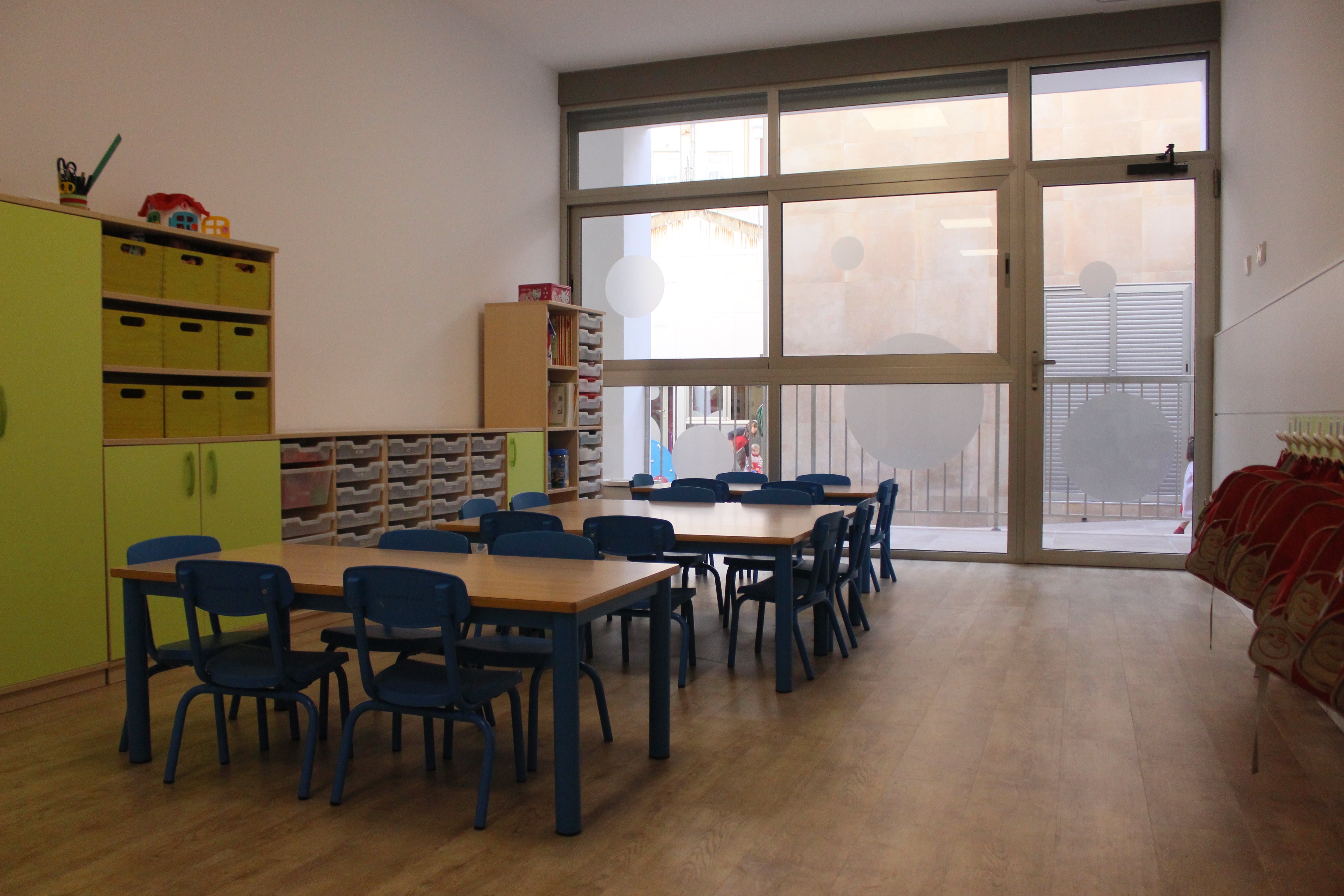 escuela infantil bilingüe en Valencia - escuela en azul