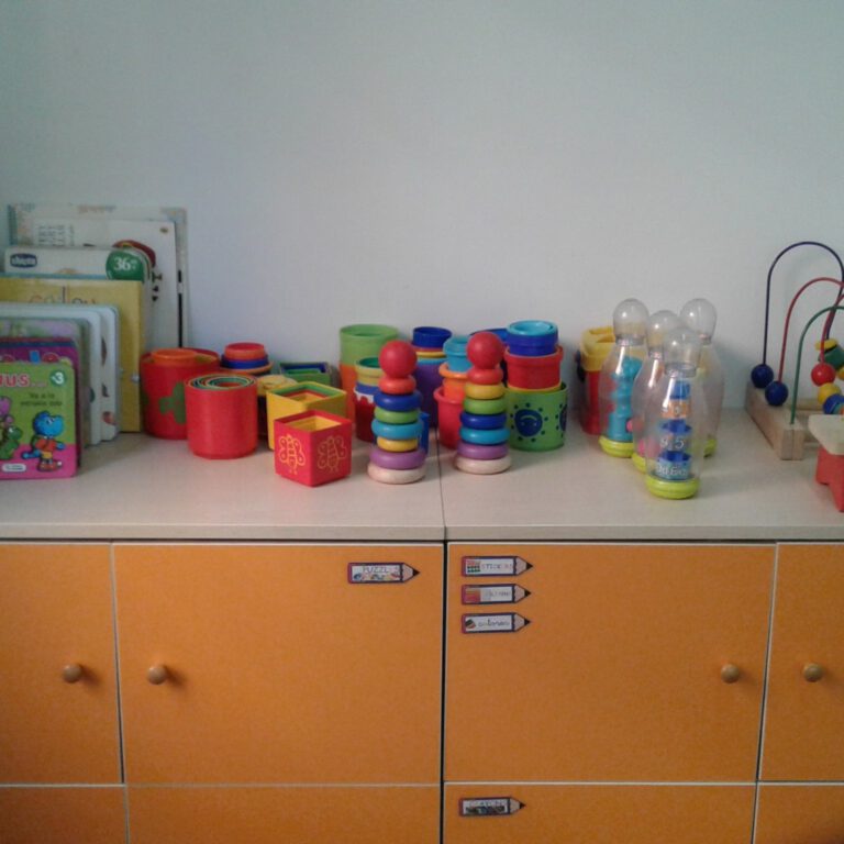 escuela infantil bilingüe en Valencia - estante con juguetes