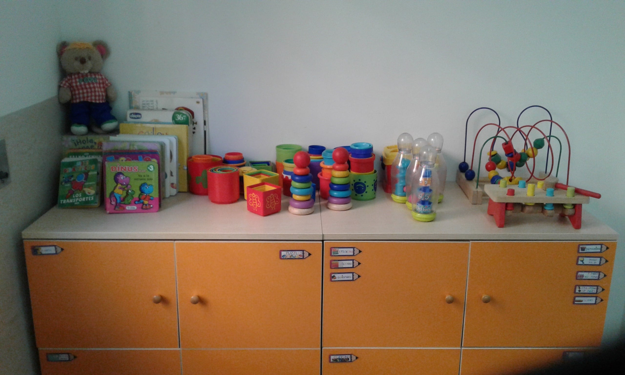 escuela infantil bilingüe en Valencia - estante con juguetes