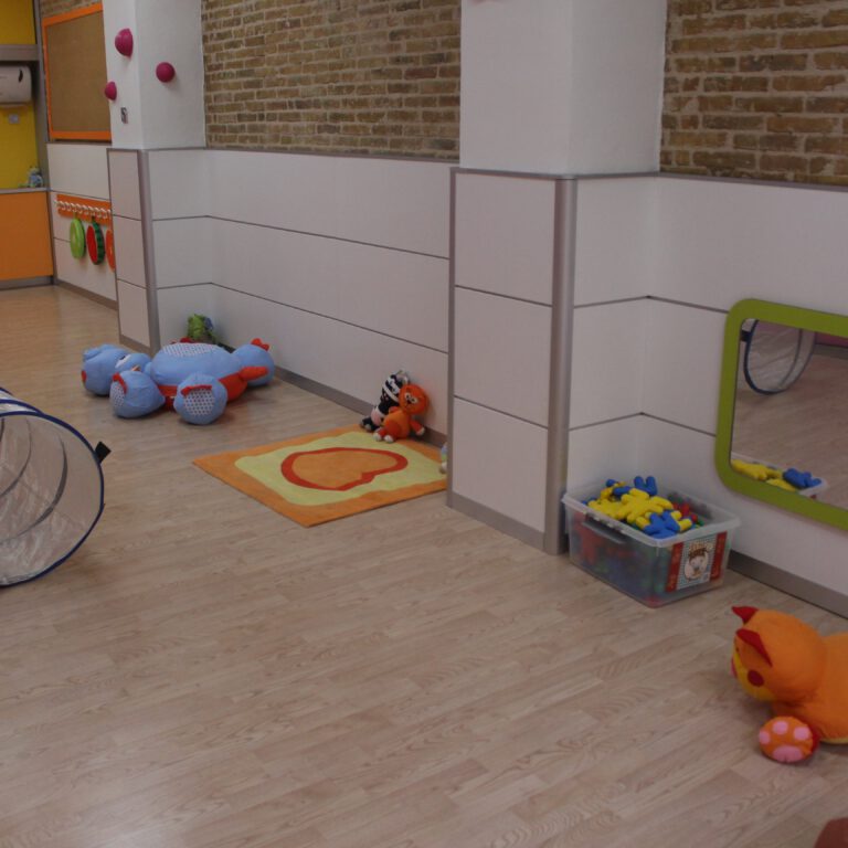 escuela infantil bilingüe en Valencia - juguetes por el suelo