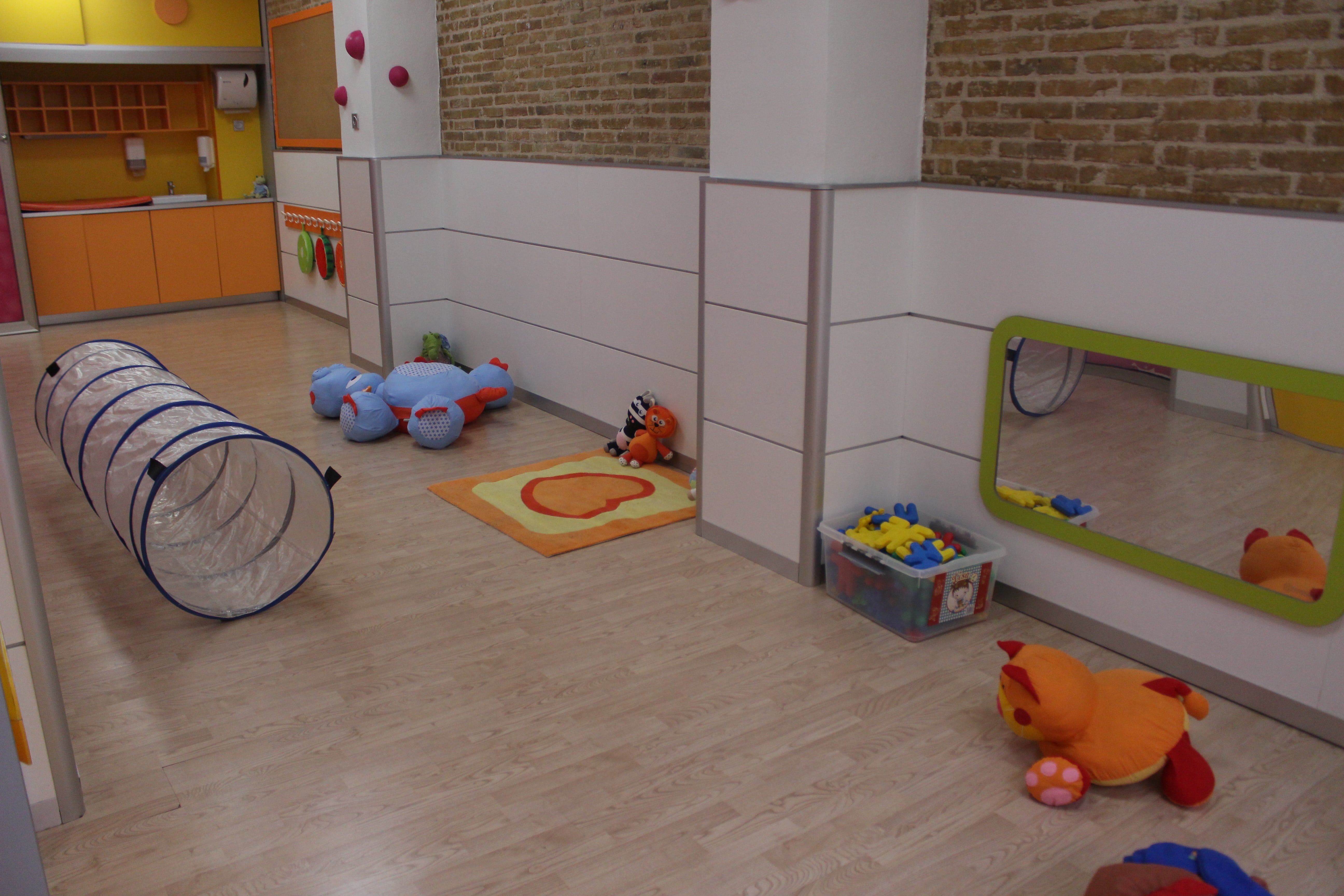 escuela infantil bilingüe en Valencia - juguetes por el suelo