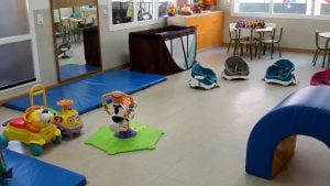 escuela infantil bilingüe en Valencia - juguetes y cuna