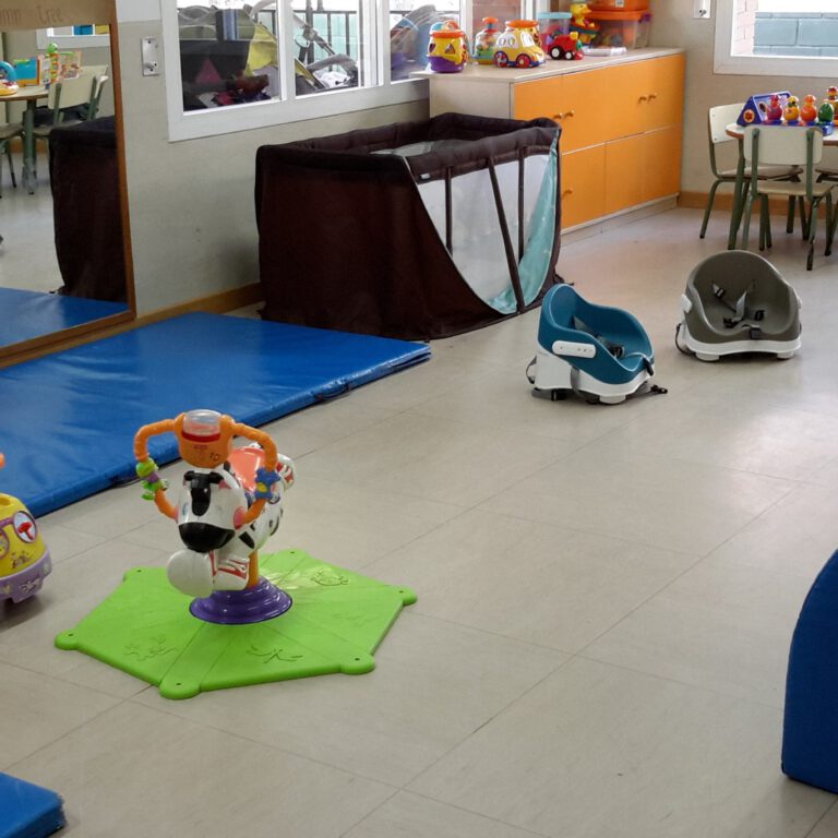escuela infantil bilingüe en Valencia - juguetes y cuna