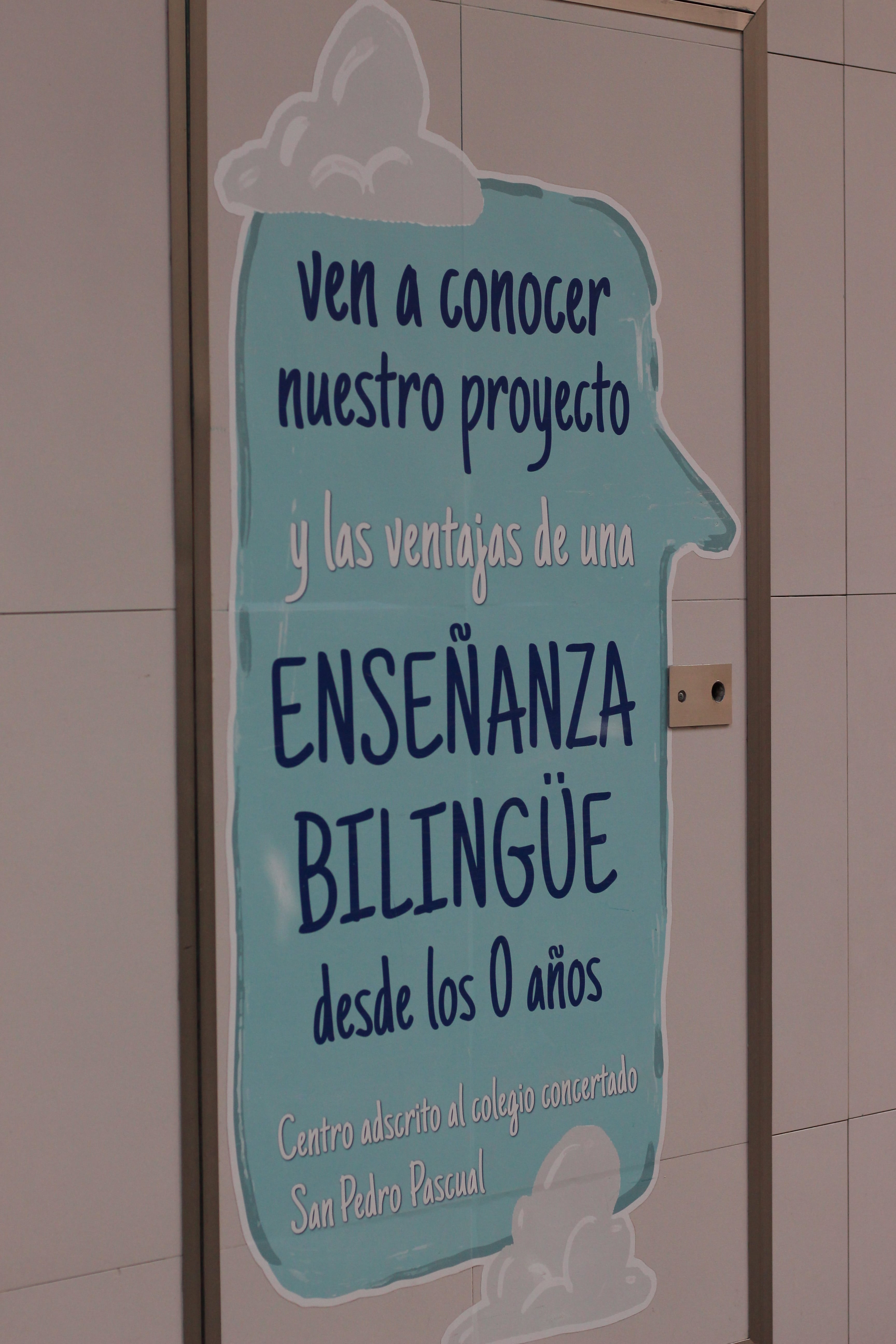 escuela infantil bilingüe en Valencia - letrero azul