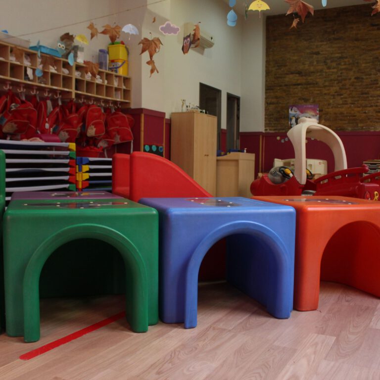escuela infantil bilingüe en Valencia - mesas de colores