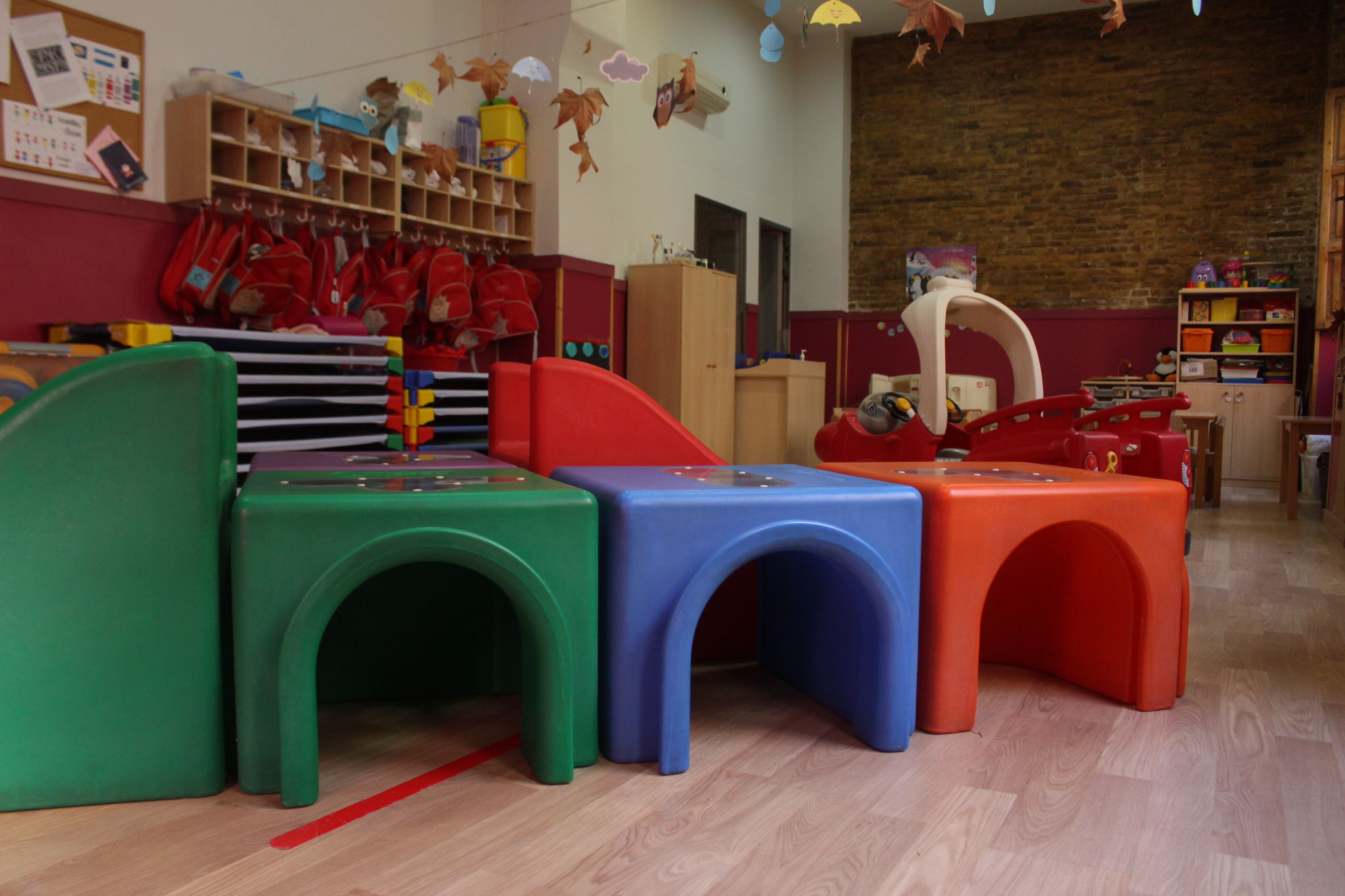 escuela infantil bilingüe en Valencia - mesas de colores