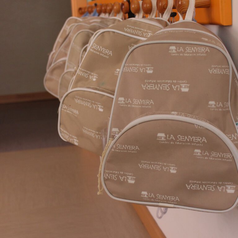 escuela infantil bilingüe en Valencia - mochilas marrones