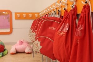 escuela infantil bilingüe en Valencia - mochilas rojas