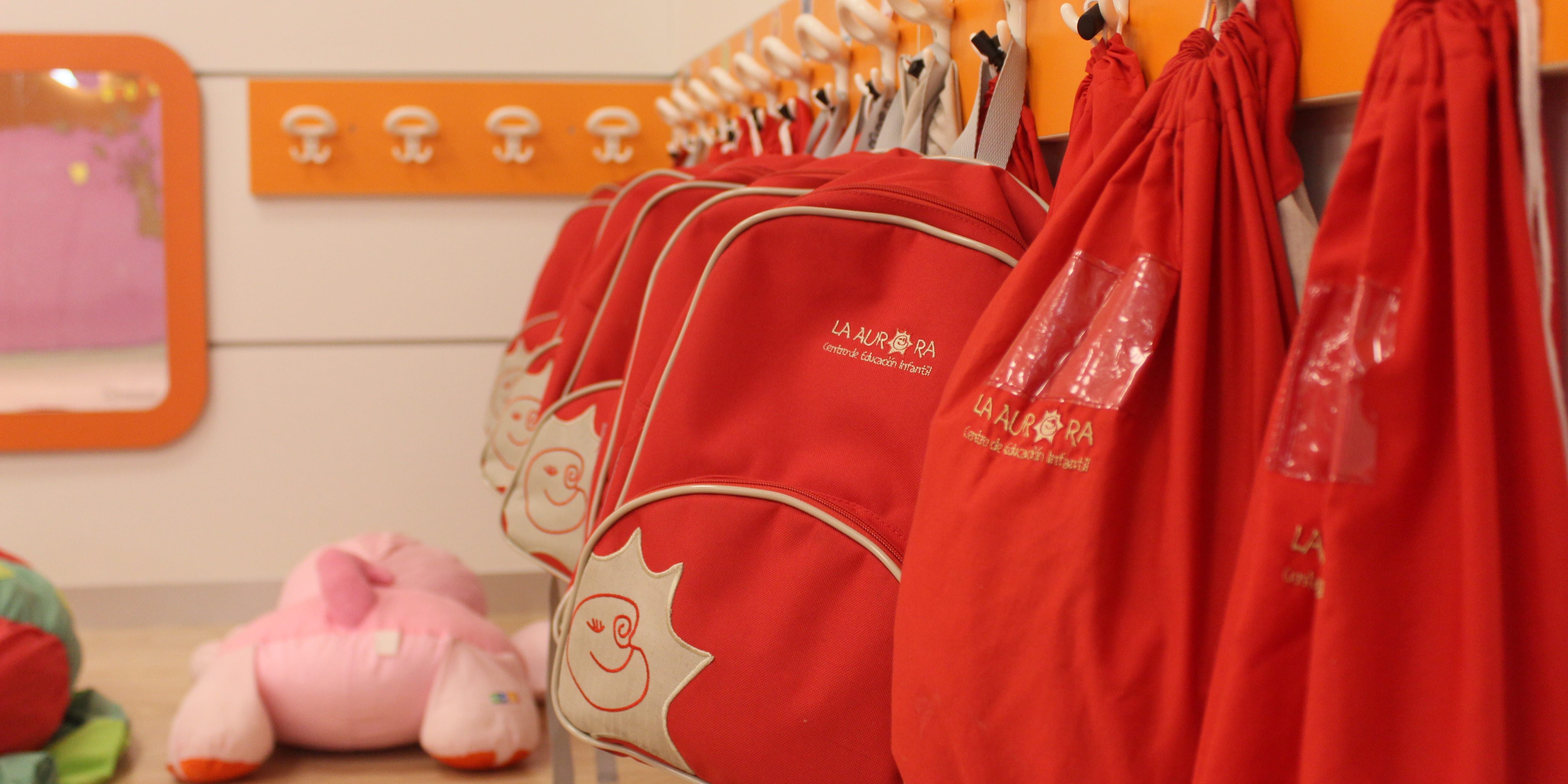 escuela infantil bilingüe en Valencia - mochilas rojas