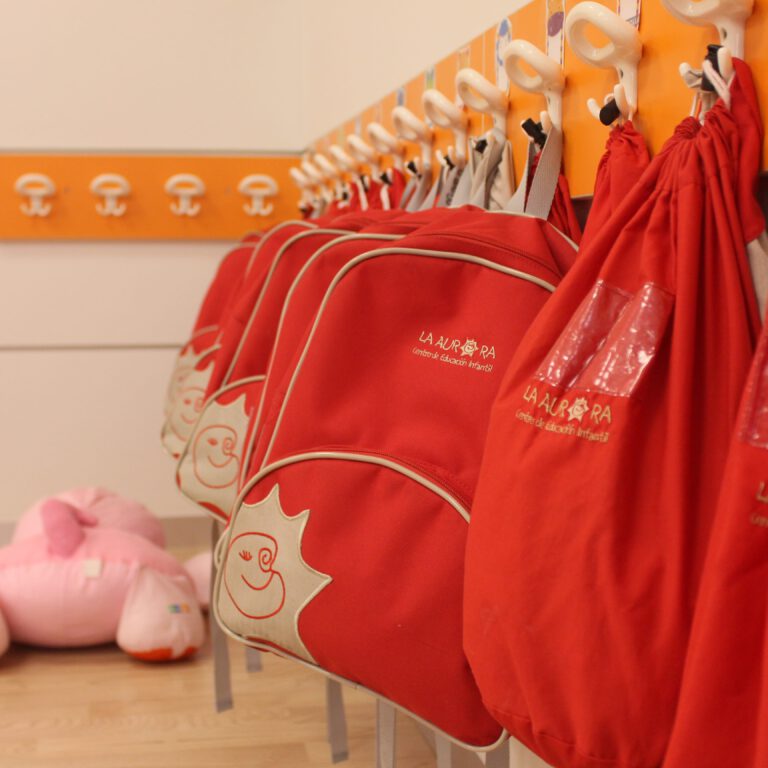 escuela infantil bilingüe en Valencia - mochilas rojas