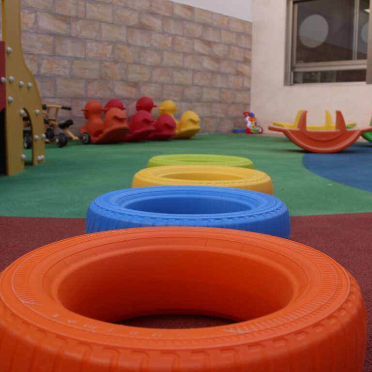escuela infantil bilingüe en Valencia - neumaticos ordenados