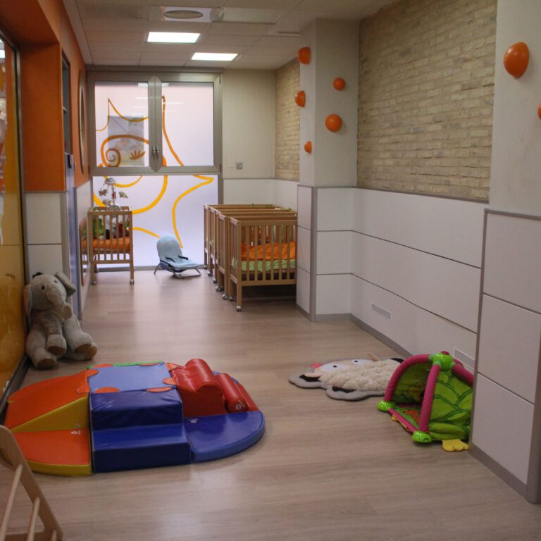 escuela infantil bilingüe en Valencia - pasillo en blanco