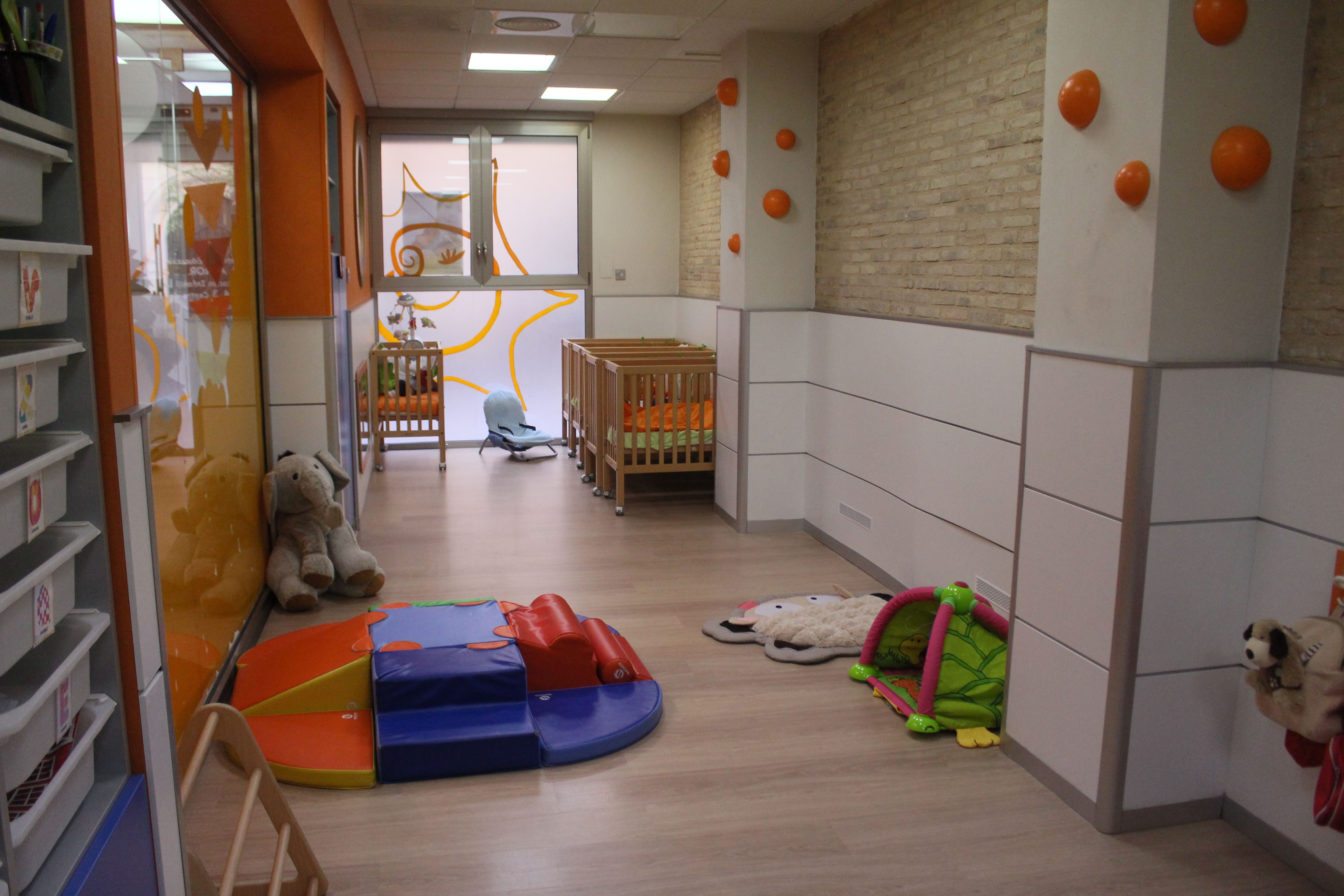 escuela infantil bilingüe en Valencia - pasillo en blanco