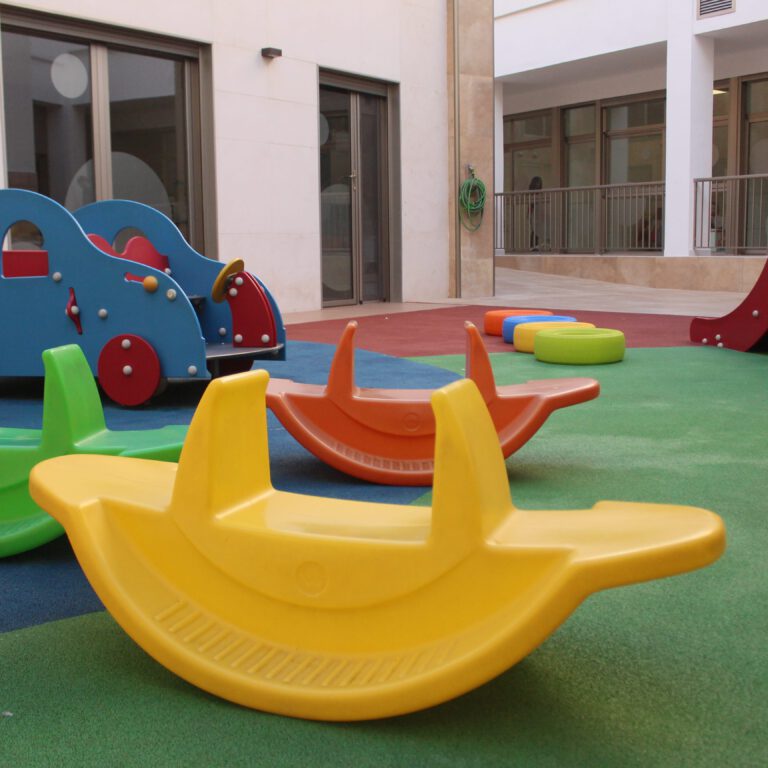 escuela infantil bilingüe en Valencia - patio con balancín