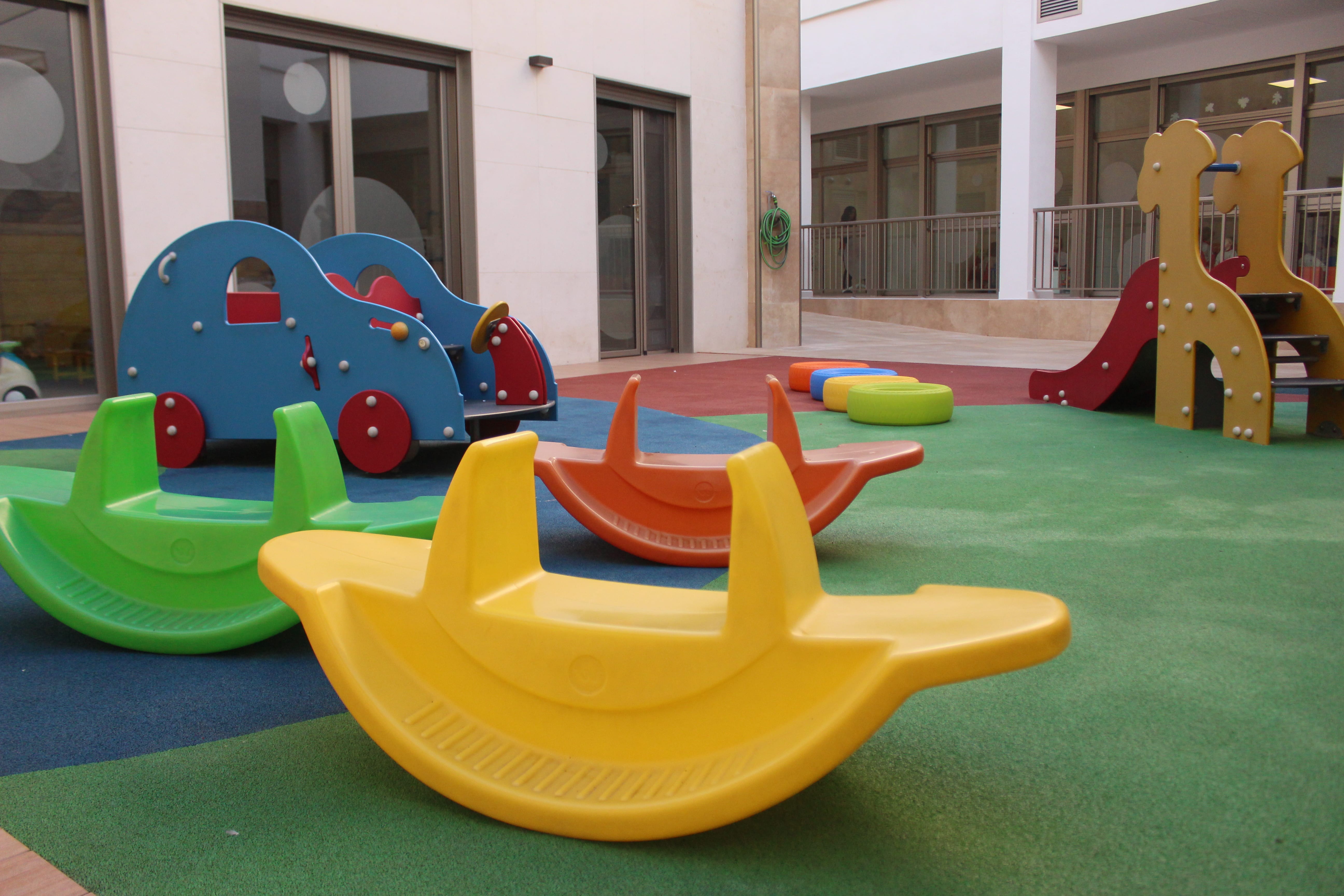 escuela infantil bilingüe en Valencia - patio con balancín