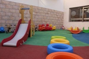 escuela infantil bilingüe en Valencia - patio con tobogan