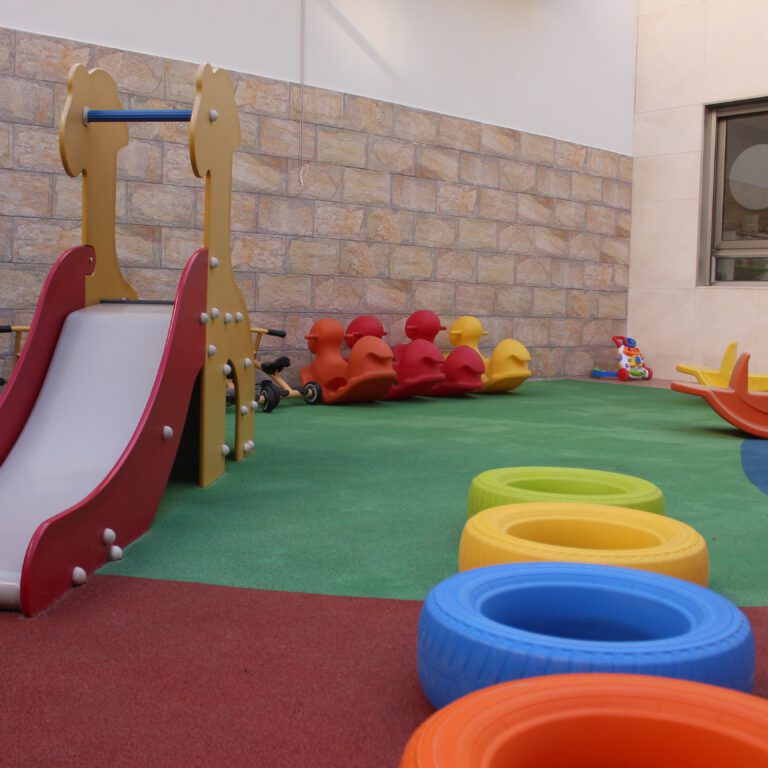 escuela infantil bilingüe en Valencia - patio con tobogan