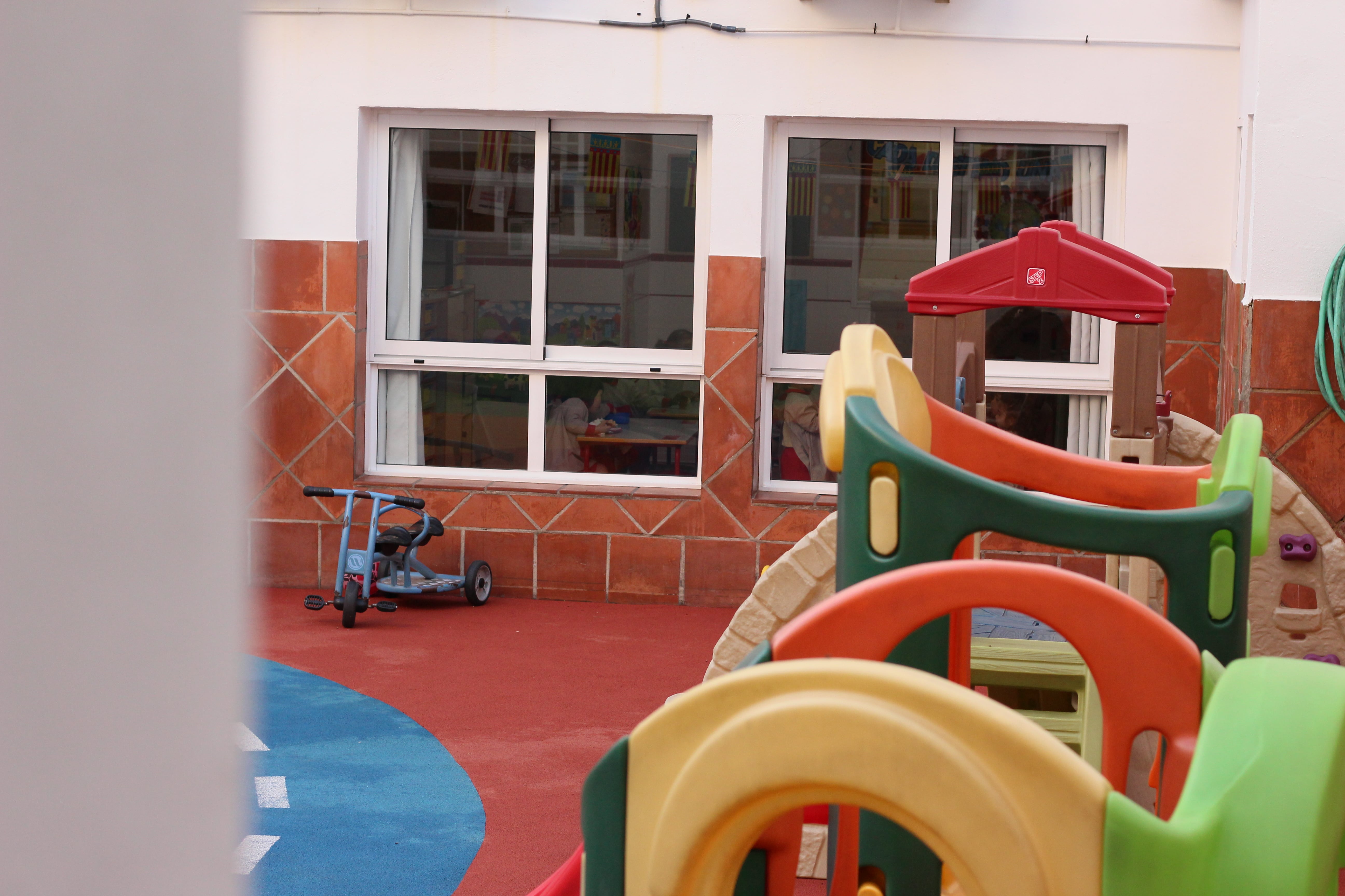 escuela infantil bilingüe en Valencia - patio con triciclos colores
