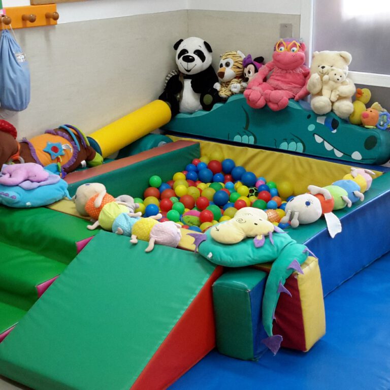 escuela infantil bilingüe en Valencia - piscina de bolas