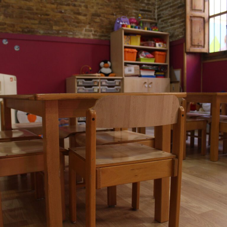 escuela infantil bilingüe en Valencia - pupitre de madera