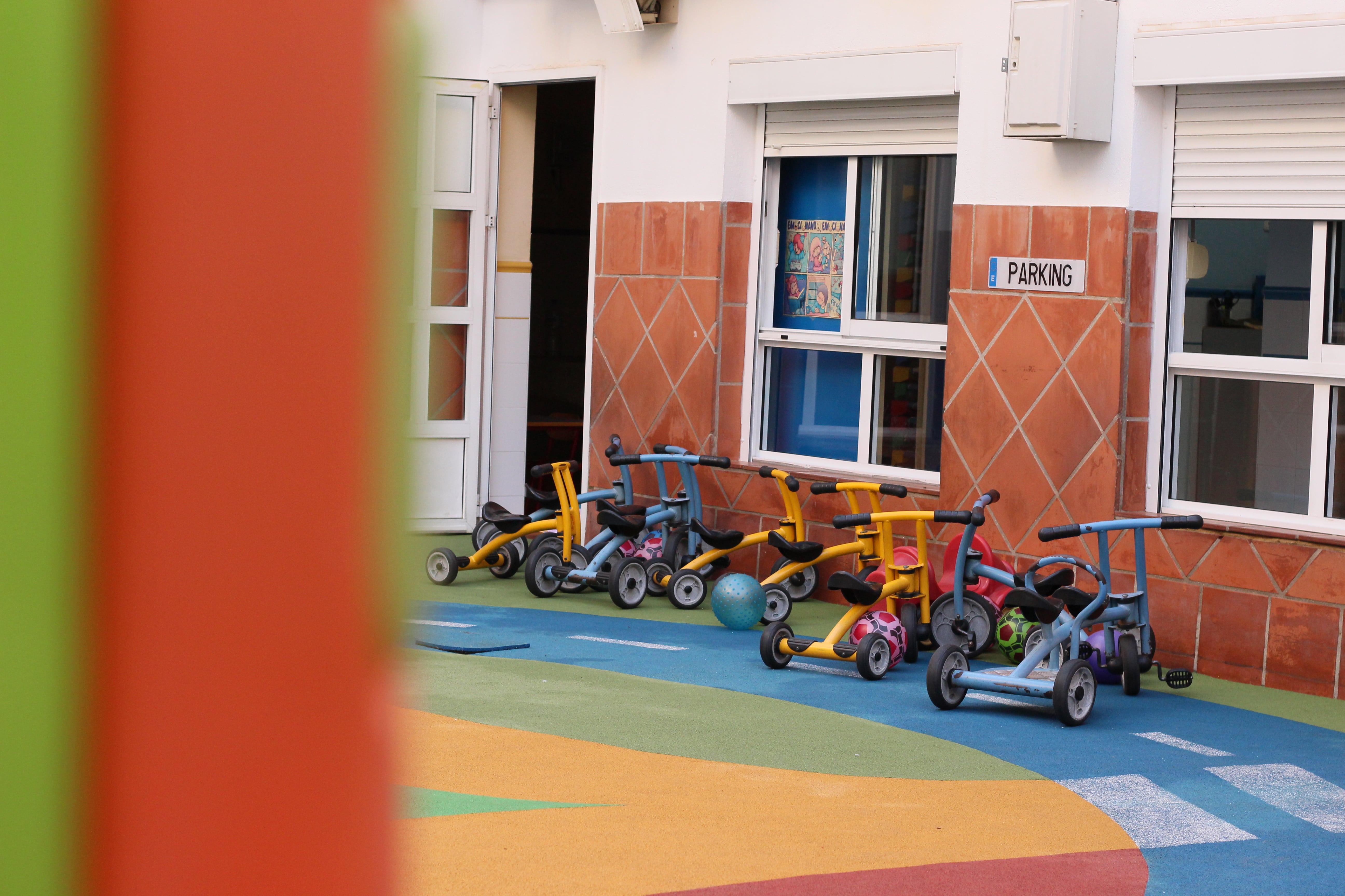 escuela infantil bilingüe en Valencia - triciclos colores