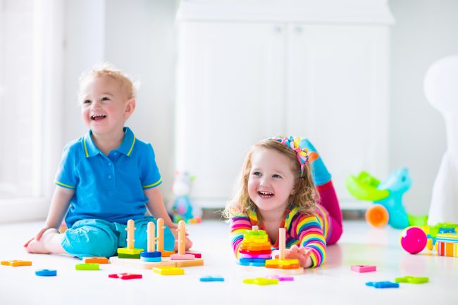 escuela infantil bilingüe en Valencia - niños mayores aprendiendo