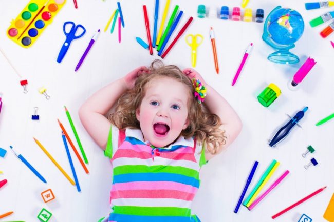 escuelas infantiles bilingües en Valencia - materiales de colores