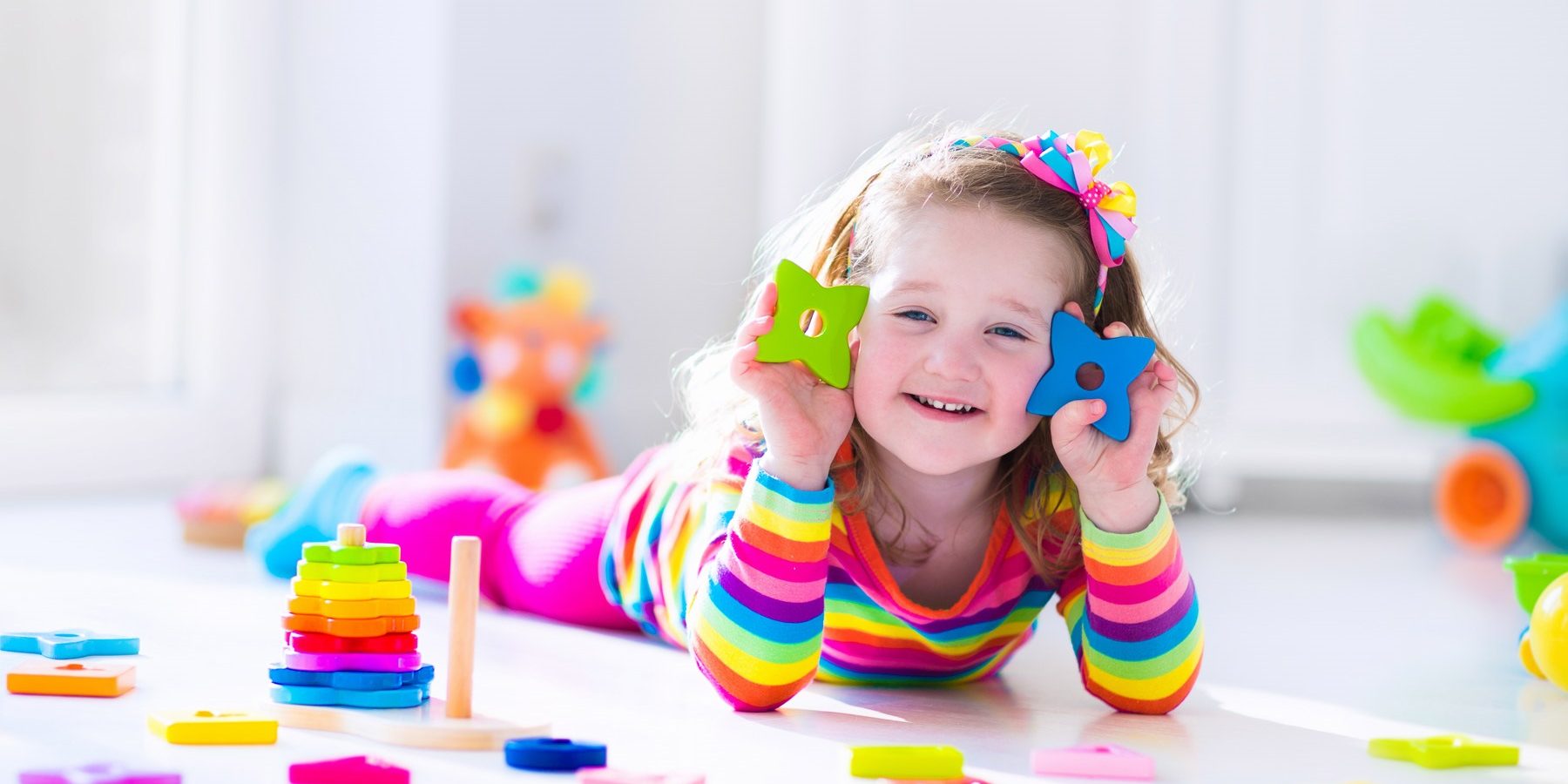 escuelas infantiles en Valencia - niña con piezas de construcción