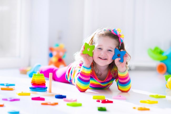 escuelas infantiles en Valencia - niña con piezas de construcción
