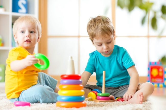 escuelas infantiles en Valencia - juguetes en el suelo