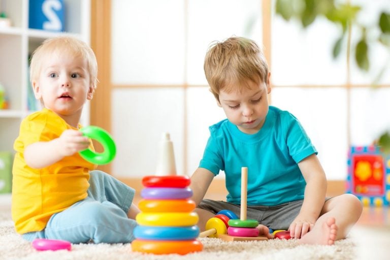 escuelas infantiles en Valencia – juguetes en el suelo escuelas infantiles en Valencia - juguetes en el suelo