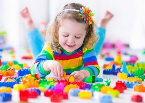 escuelas infantiles en Valencia - niña jugando con piezas