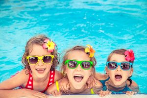 campus de verano para niños en Valencia - niñas en la piscina