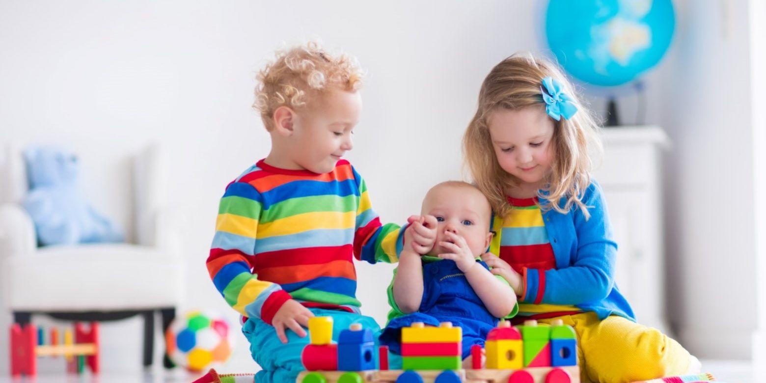 escuela infantil en Valencia - niños jugando en la alfombra