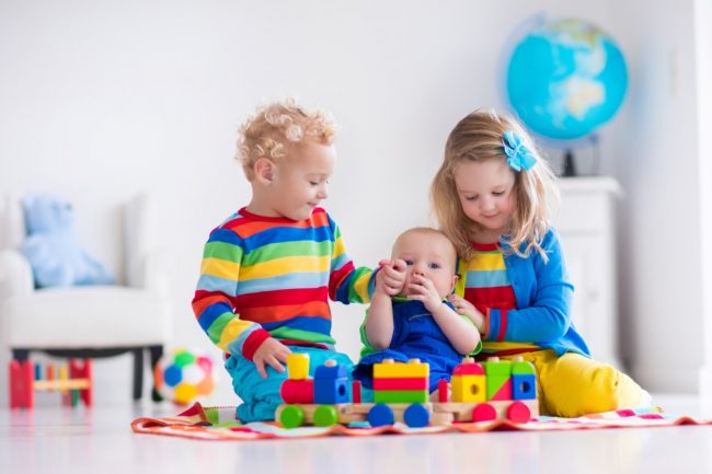 escuela infantil en Valencia - niños jugando en la alfombra