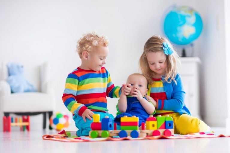 escuela infantil en Valencia – niños jugando en la alfombra escuela infantil en Valencia - niños jugando en la alfombra
