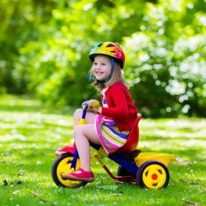 escuelas de verano en Valencia - niña en triciclo