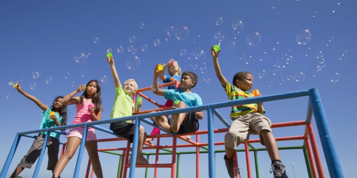 escuelas de verano en Valencia - niños en el parque