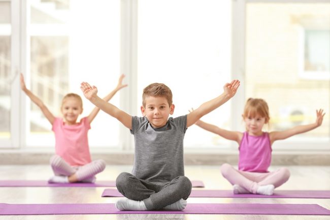 actividades extraescolares en Valencia - niños en las esterillas