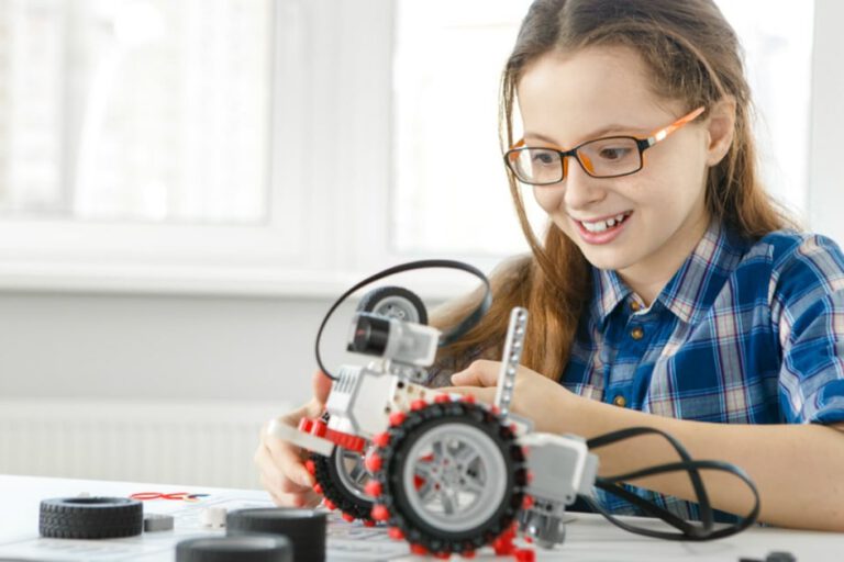 robotica educativa para niños en Valencia – niña robotica educativa para niños en Valencia - niña