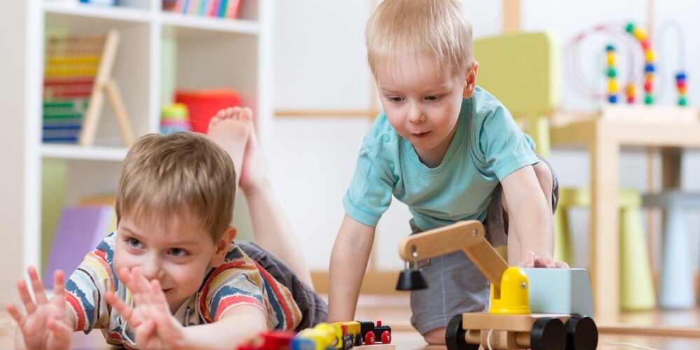 escuelas infantiles en Valencia – niños con juguetes escuelas infantiles en Valencia - niños con juguetes