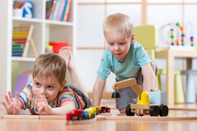 escuelas infantiles en Valencia - niños con juguetes