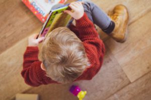 educación infantil en Valencia - niño con libro